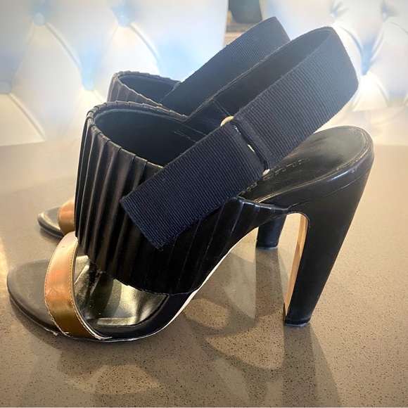 CLUB MONACO ⭐️6 1/2 Cool Looking Heels ! Black pleated Leather with Gold band.♥️ - Picture 7 of 11